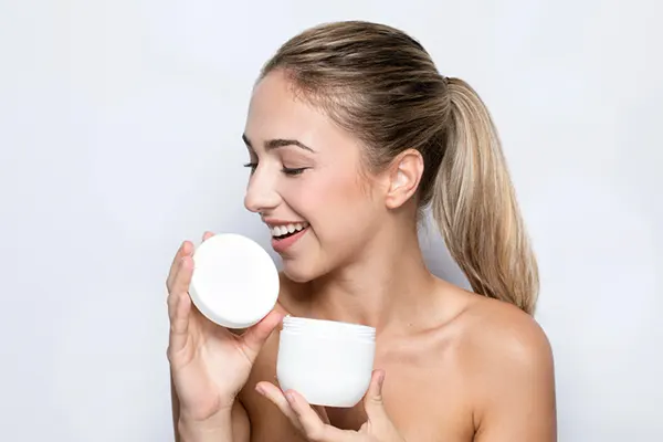 Mujer disfrutando de los beneficios de la doble limpieza facial